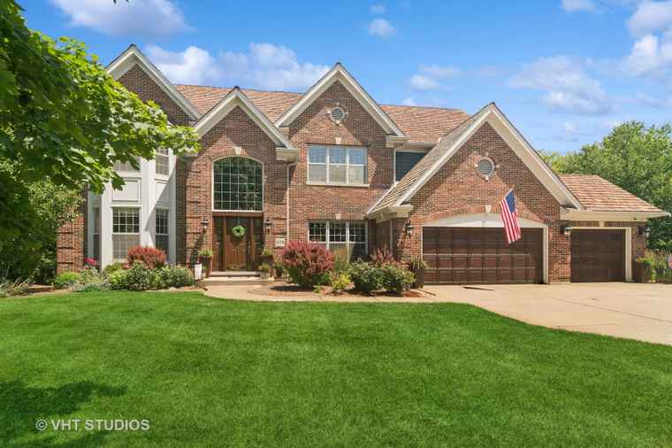 Photo of 926 Lakewood Dr Barrington, IL 60010