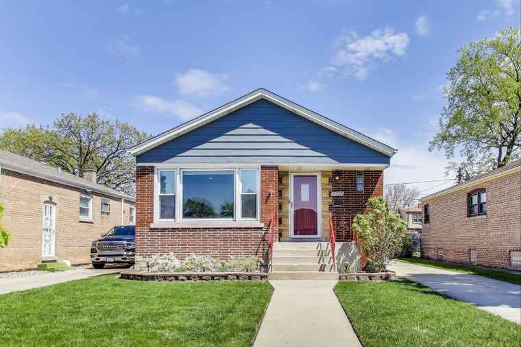 Photo of 8737 S Fairfield Ave Evergreen Park, IL 60805