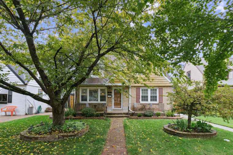 Photo of 2321 Lee St Evanston, IL 60202