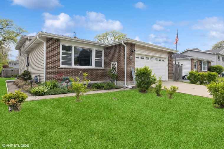 Photo of 323 E Wilson Ave Lombard, IL 60148