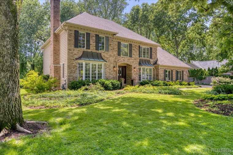 Photo of 1412 Sherwood Ln Geneva, IL 60134
