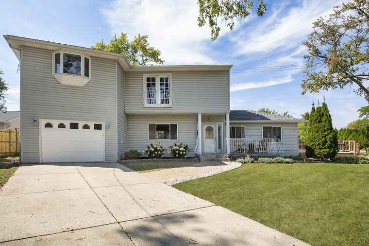 Photo of 1012 Windsor Rd Highland Park, IL 60035
