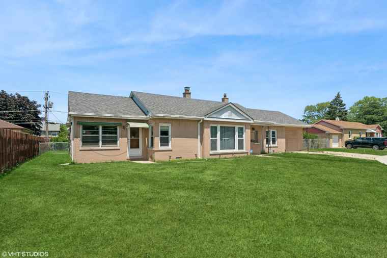 Photo of 8024 W Charmaine Rd Norridge, IL 60706