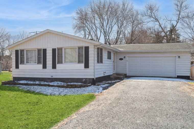 Photo of 4519 Prairie Ave McHenry, IL 60050