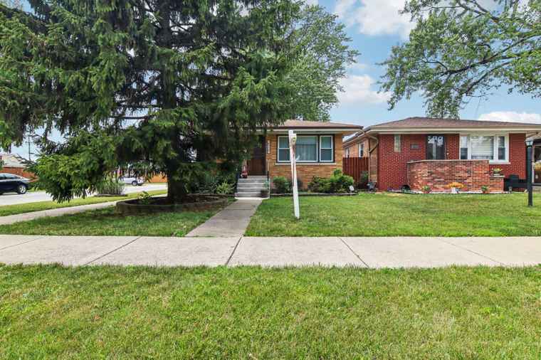 Photo of 8558 Parkside Ave Burbank, IL 60459