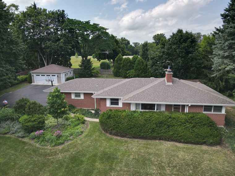 Photo of 240 Roslyn Rd Barrington, IL 60010
