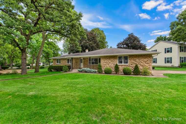 Photo of 195 Westgate Dr Elgin, IL 60123