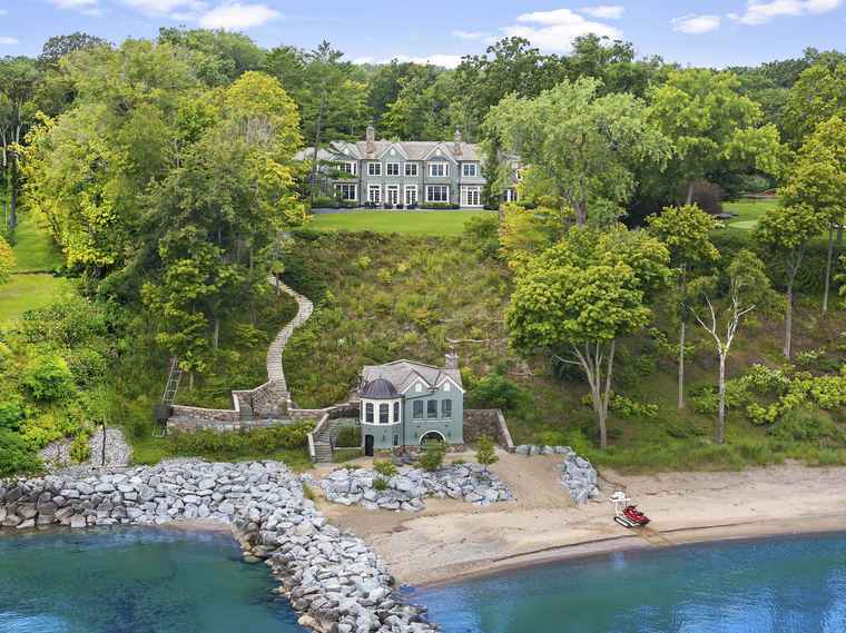 Photo of 347 Bluffs Edge Dr Lake Forest, IL 60045
