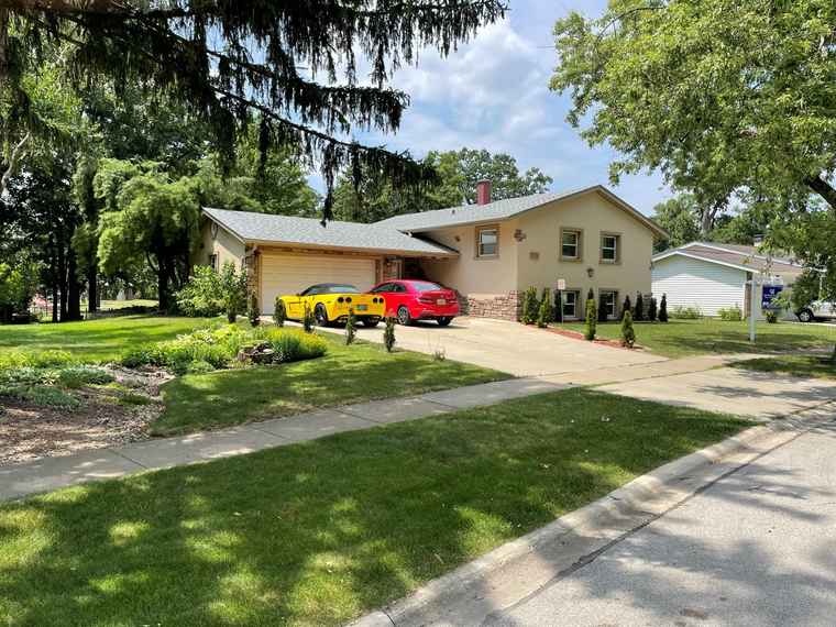 Photo of 7004 Roberts Dr Woodridge, IL 60517
