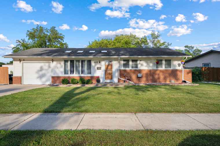 Photo of 207 Basswood Dr Elk Grove Village, IL 60007