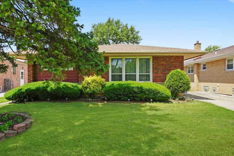 Photo of 5504 Oakdale Dr Oak Lawn, IL 60453