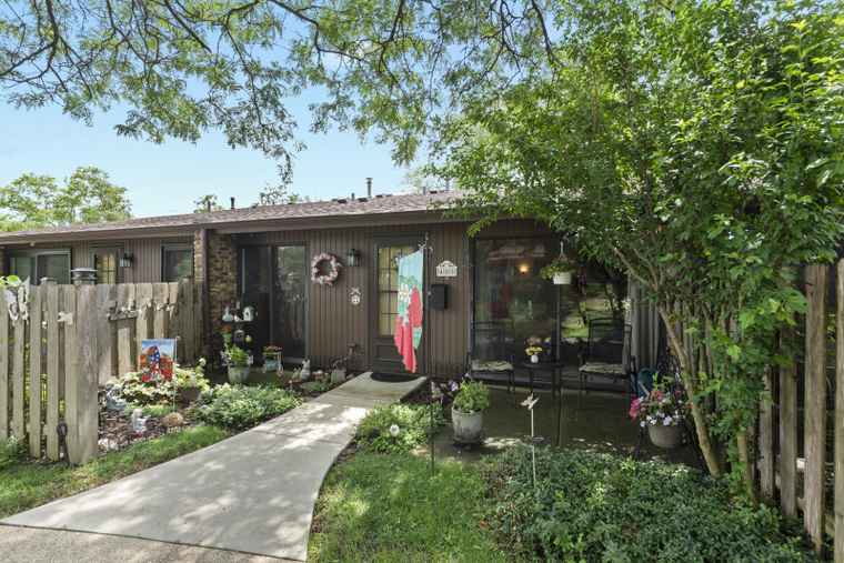 Photo of 485 Raintree Ct Unit B Glen Ellyn, IL 60137