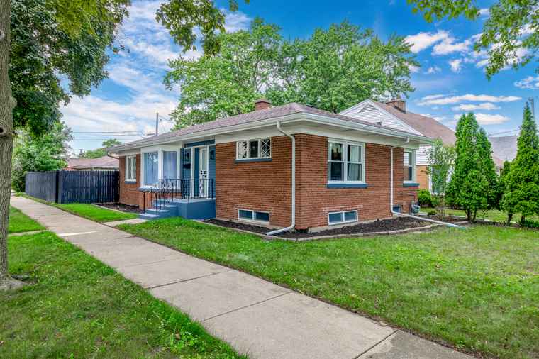 Photo of 3900 W Jerome Ave Skokie, IL 60076