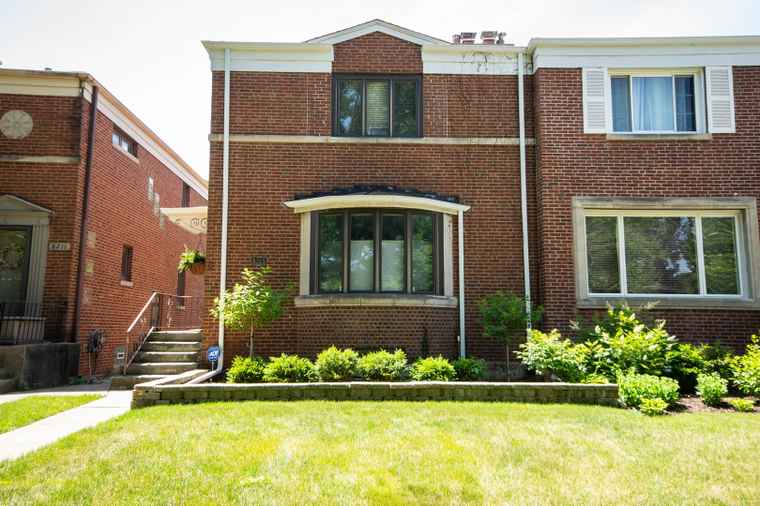Photo of 8213 Lake St River Forest, IL 60305
