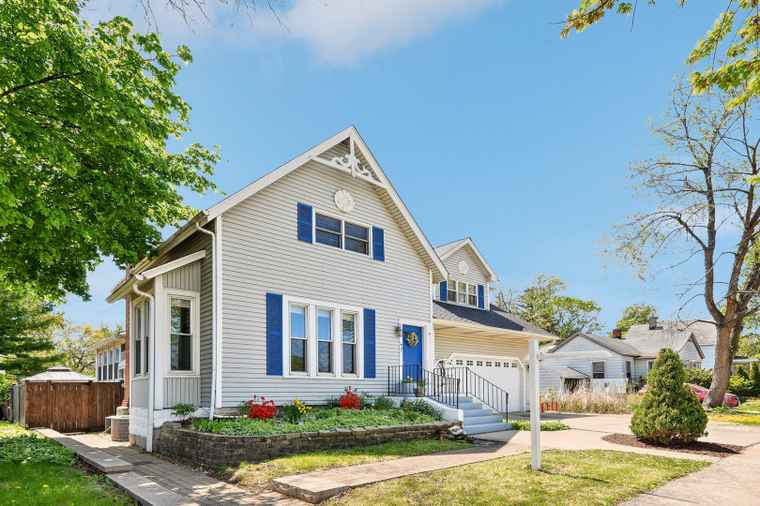 Photo of 325 2nd St Downers Grove, IL 60515