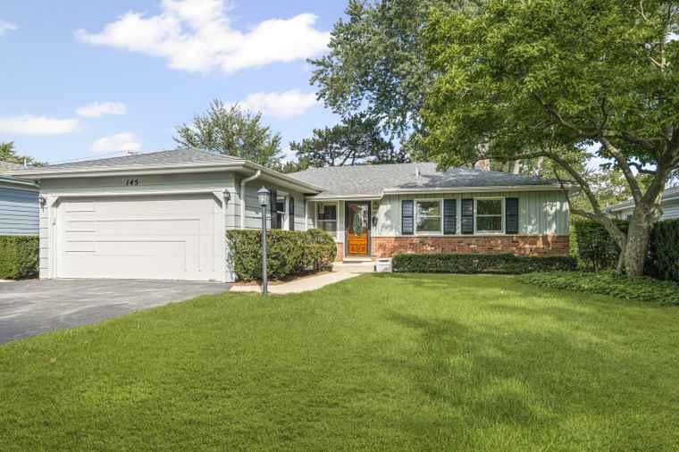 Photo of 145 Walton St Barrington, IL 60010