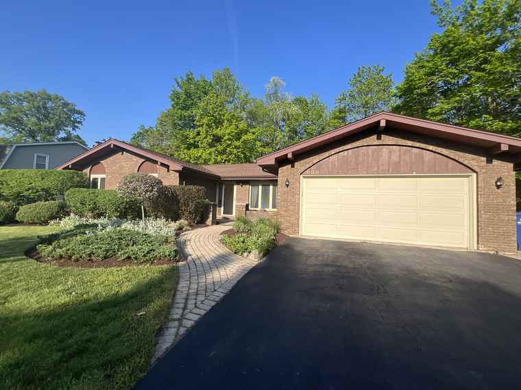 Photo of 809 Overlook Dr Frankfort, IL 60423