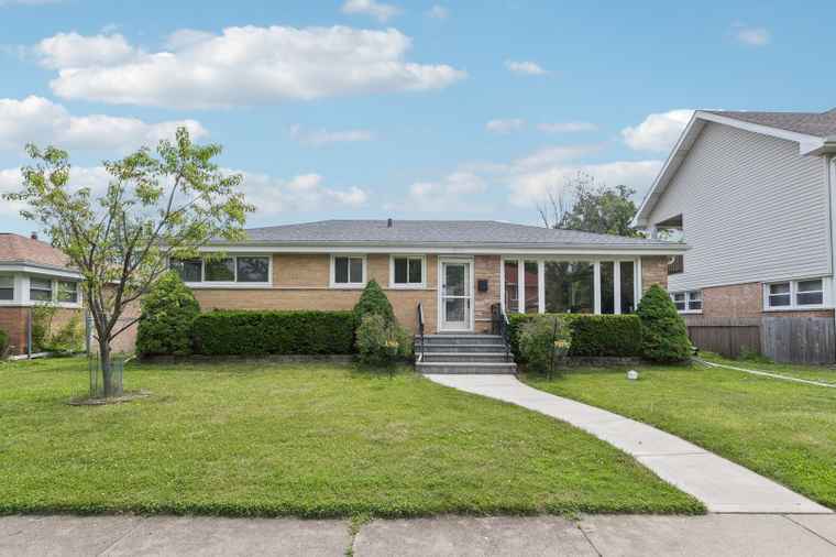 Photo of 9333 Kildare Ave Skokie, IL 60076
