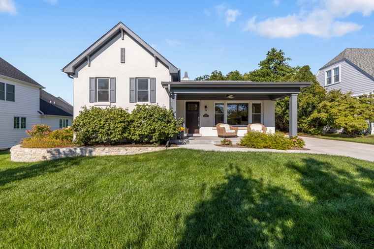 Photo of 5726 Carpenter St Downers Grove, IL 60516