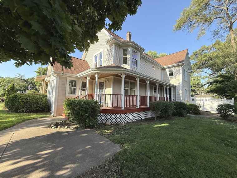 Photo of 261 N Evergreen Ave Elmhurst, IL 60126