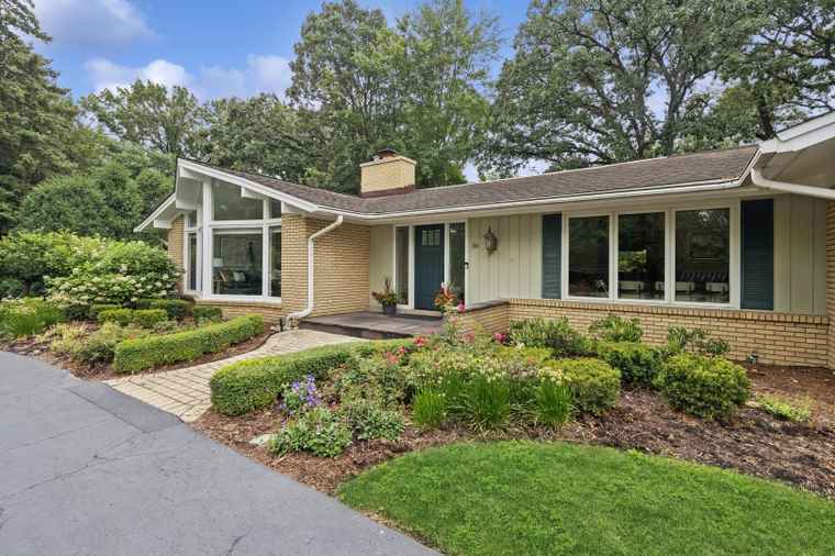 Photo of 36 Mockingbird Ln Oak Brook, IL 60523