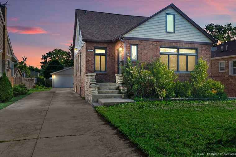Photo of 659 W Albert St Elmhurst, IL 60126