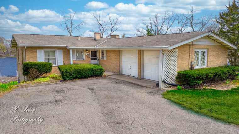 Photo of 220 Indian Trl Lake In The Hills, IL 60156