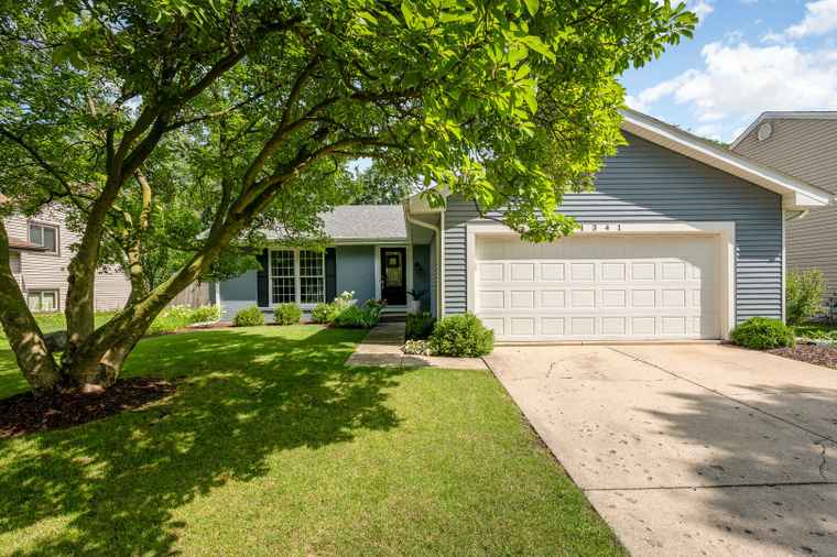 Photo of 1341 Sunnybrook Dr Naperville, IL 60540