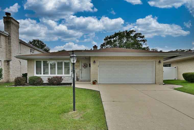 Photo of 2634 S Stratford Ave Westchester, IL 60154