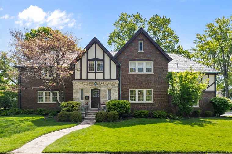 Photo of 355 Myrtle St Winnetka, IL 60093
