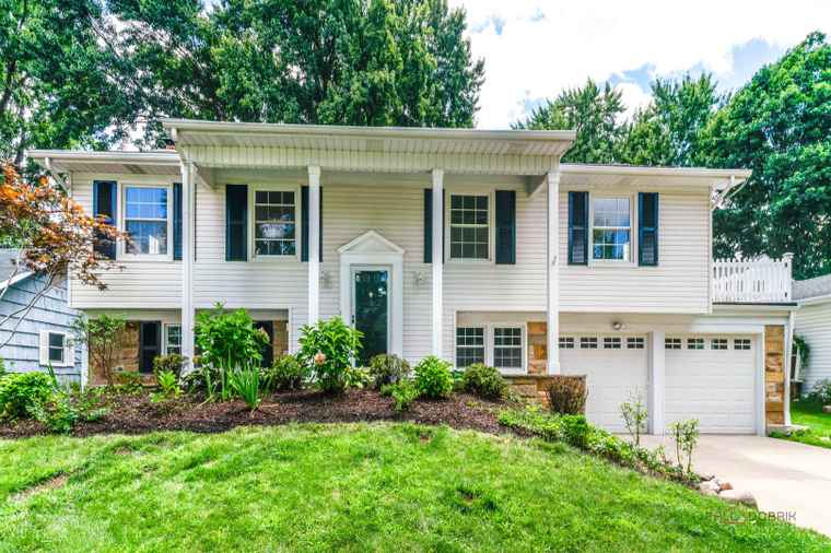 Photo of 408 Indian Hill Dr Buffalo Grove, IL 60089