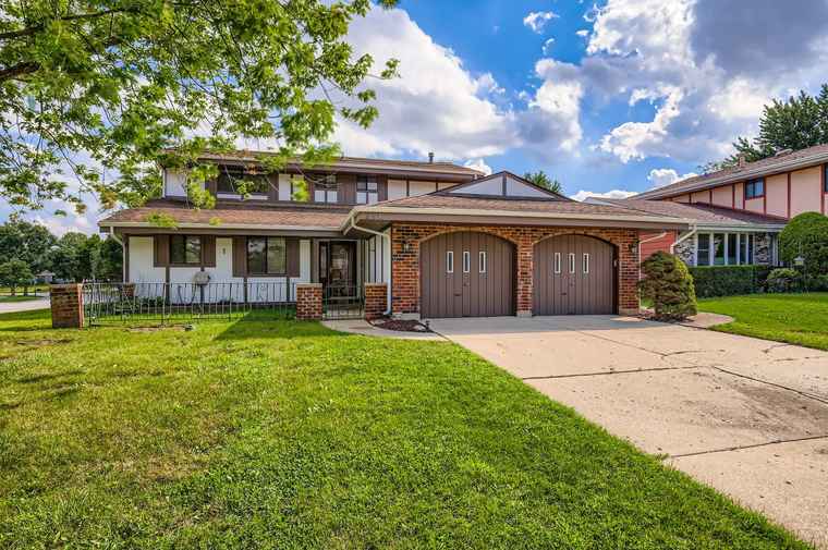Photo of 214 Cambridge Ln Bloomingdale, IL 60108