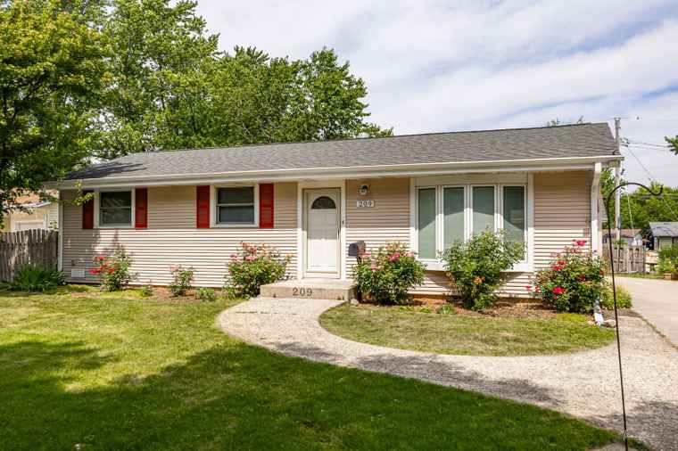 Photo of 209 Shawnee Dr Carol Stream, IL 60188