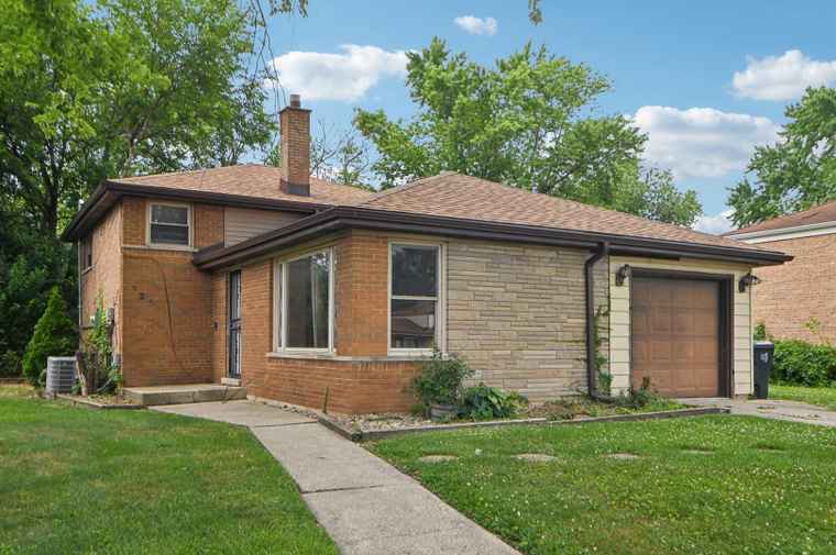 Photo of 924 E 159 Pl South Holland, IL 60473
