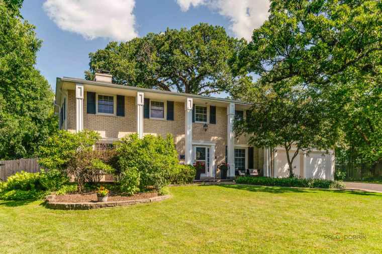 Photo of 182 Blueberry Rd Libertyville, IL 60048
