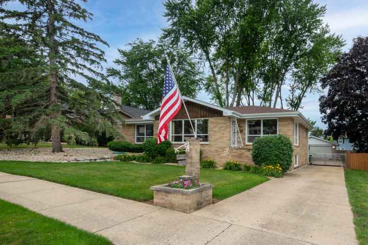 Photo of 874 Hillandale Dr Antioch, IL 60002