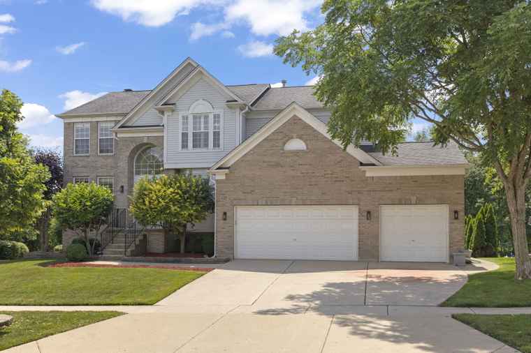 Photo of 122 Rosewood Dr Streamwood, IL 60107