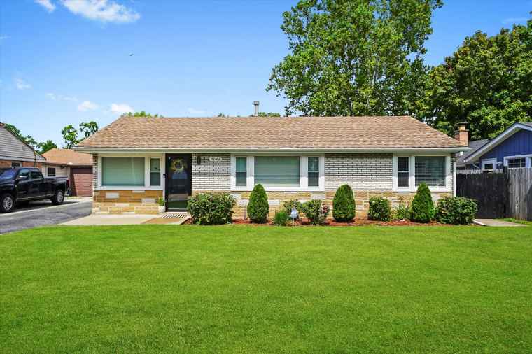 Photo of 5044 Oak Center Dr Oak Lawn, IL 60453