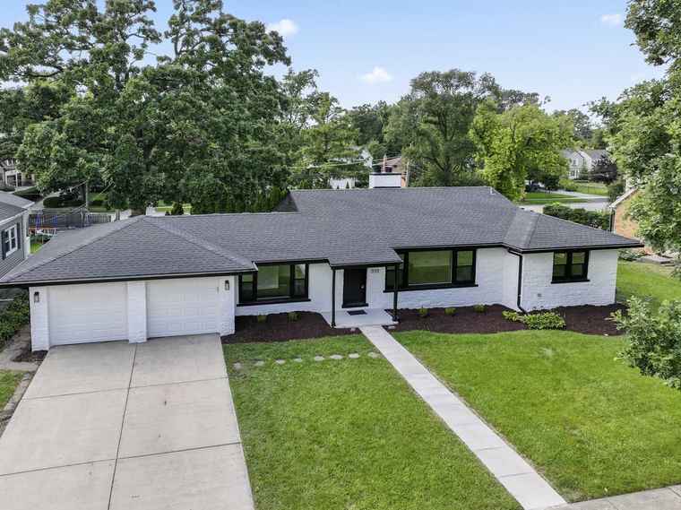 Photo of 330 N Oaklawn Ave Elmhurst, IL 60126