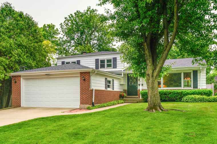 Photo of 783 Green Briar Ln Lake Forest, IL 60045