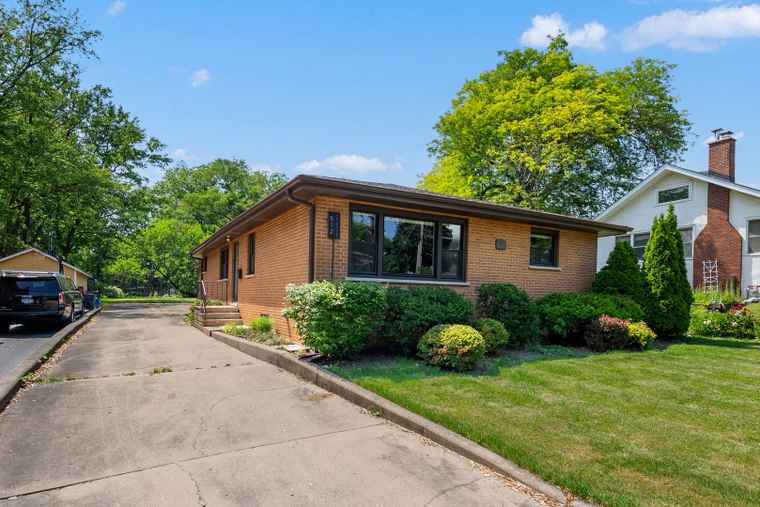 Photo of 512 Western Ave Glen Ellyn, IL 60137