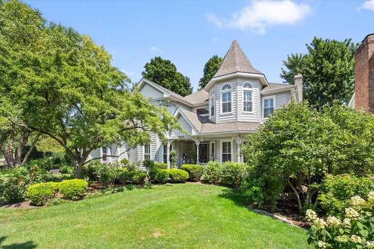 Photo of 1006 Thoroughbred Cir St. Charles, IL 60174