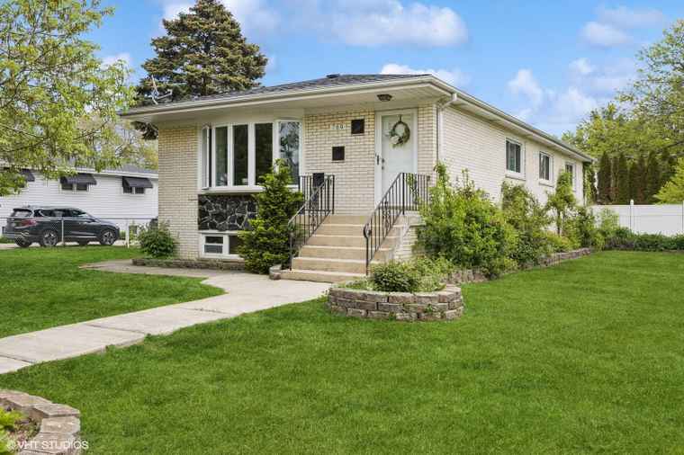 Photo of 769 N Eastland St Elmhurst, IL 60126