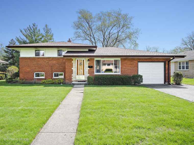 Photo of 1430 E Emmerson Ln Mount Prospect, IL 60056