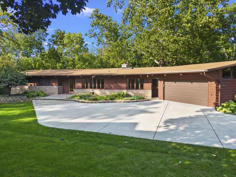 Photo of 621 Plamondon Ct Wheaton, IL 60189