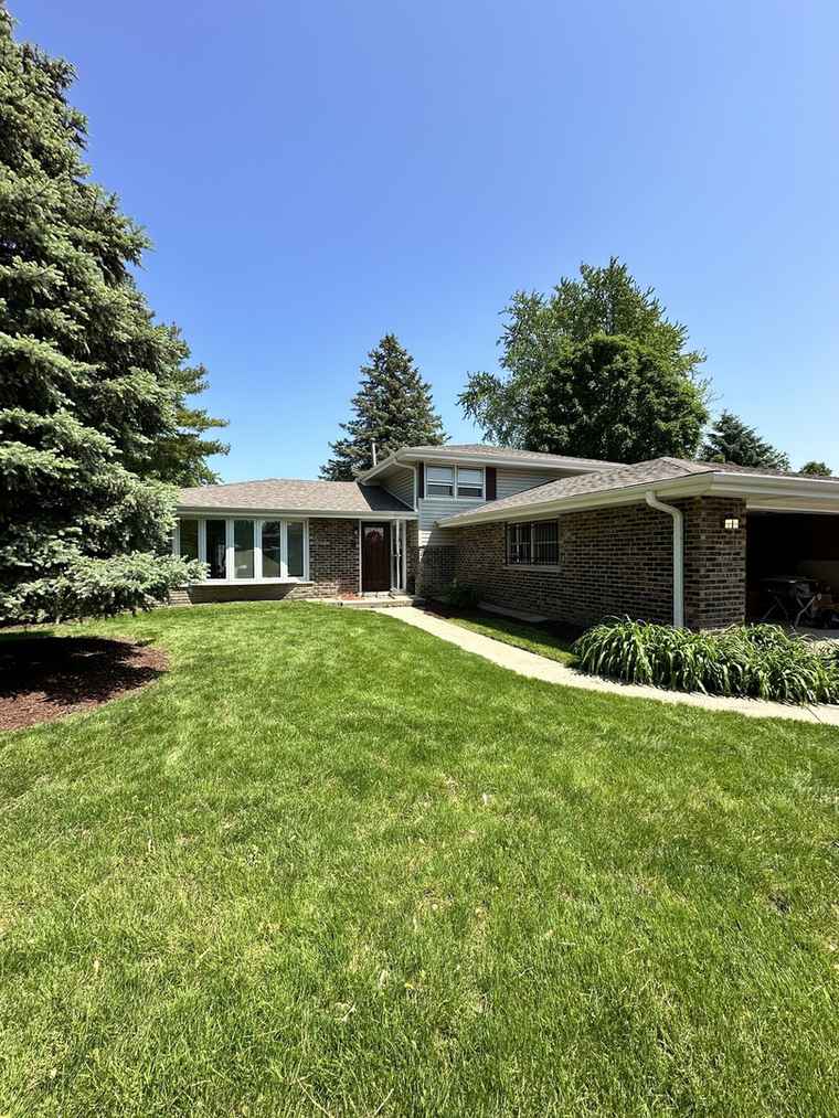 Photo of 10431 S Tod Dr Palos Hills, IL 60465