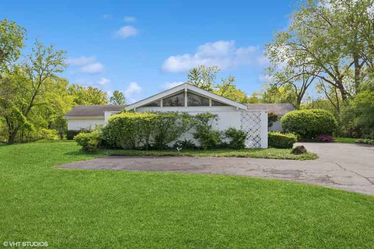 Photo of 325 Seven Pines Cir Highland Park, IL 60035