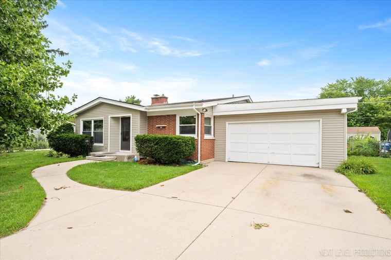 Photo of 521 Iroquois Dr Aurora, IL 60506