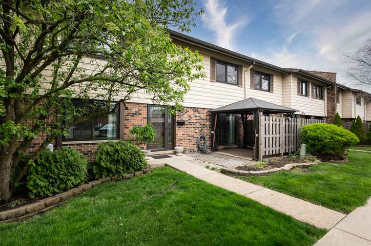 Photo of 7330 Winthrop Way #5 Downers Grove, IL 60516