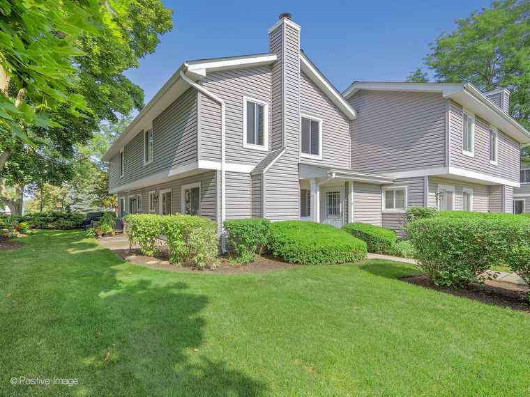 Photo of 2430 Brunswick Cir Unit 1A Woodridge, IL 60517